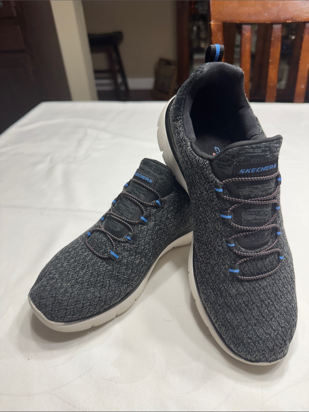 EUC Women’s Skechers “Summit” slip on sneakers. Size 8.5.